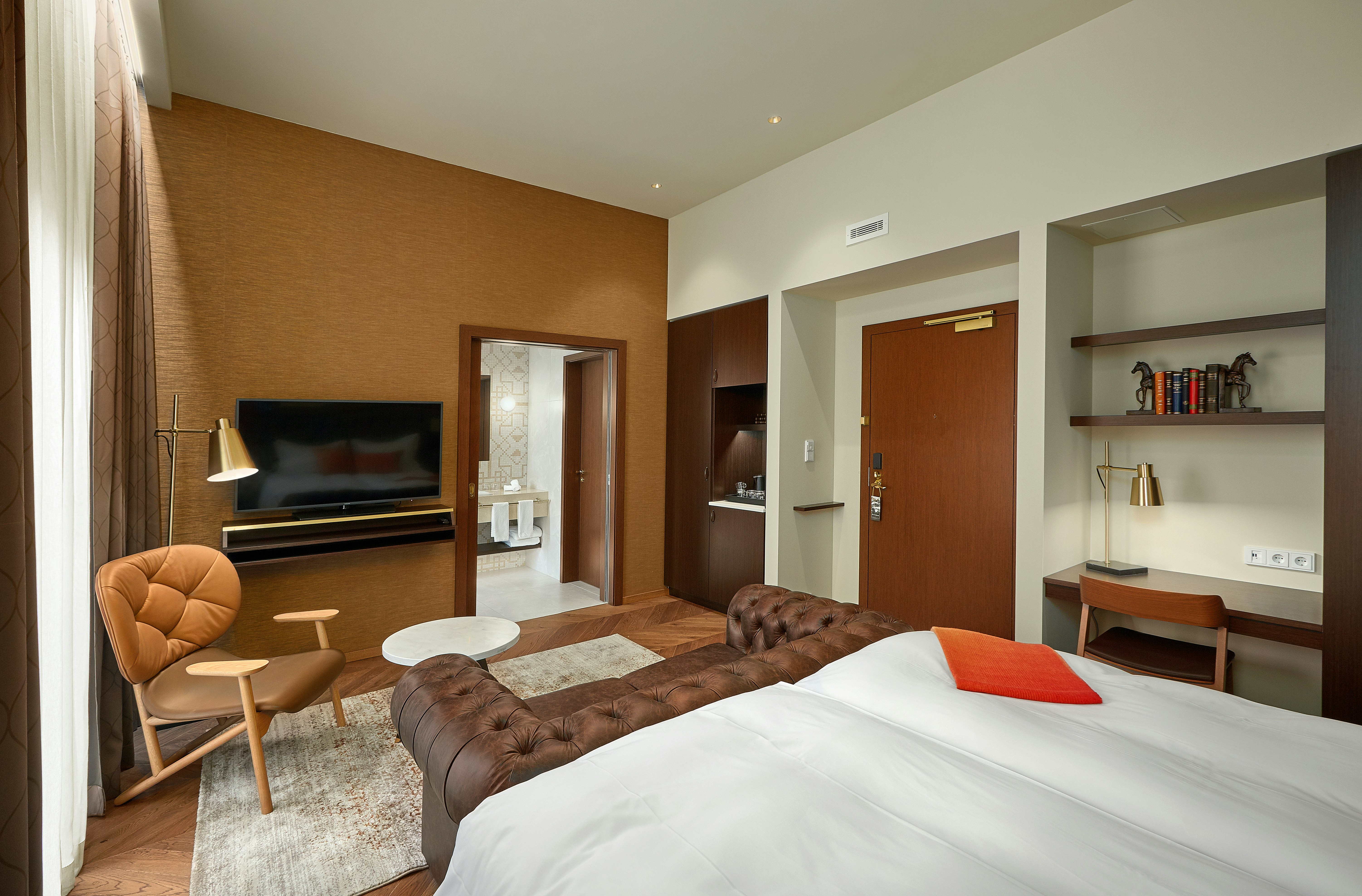 DELUXE, KING BED