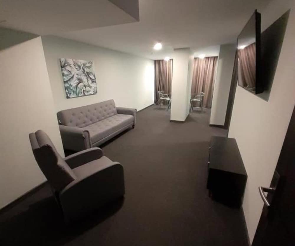 Innfiniti Hotel Suites 27/42