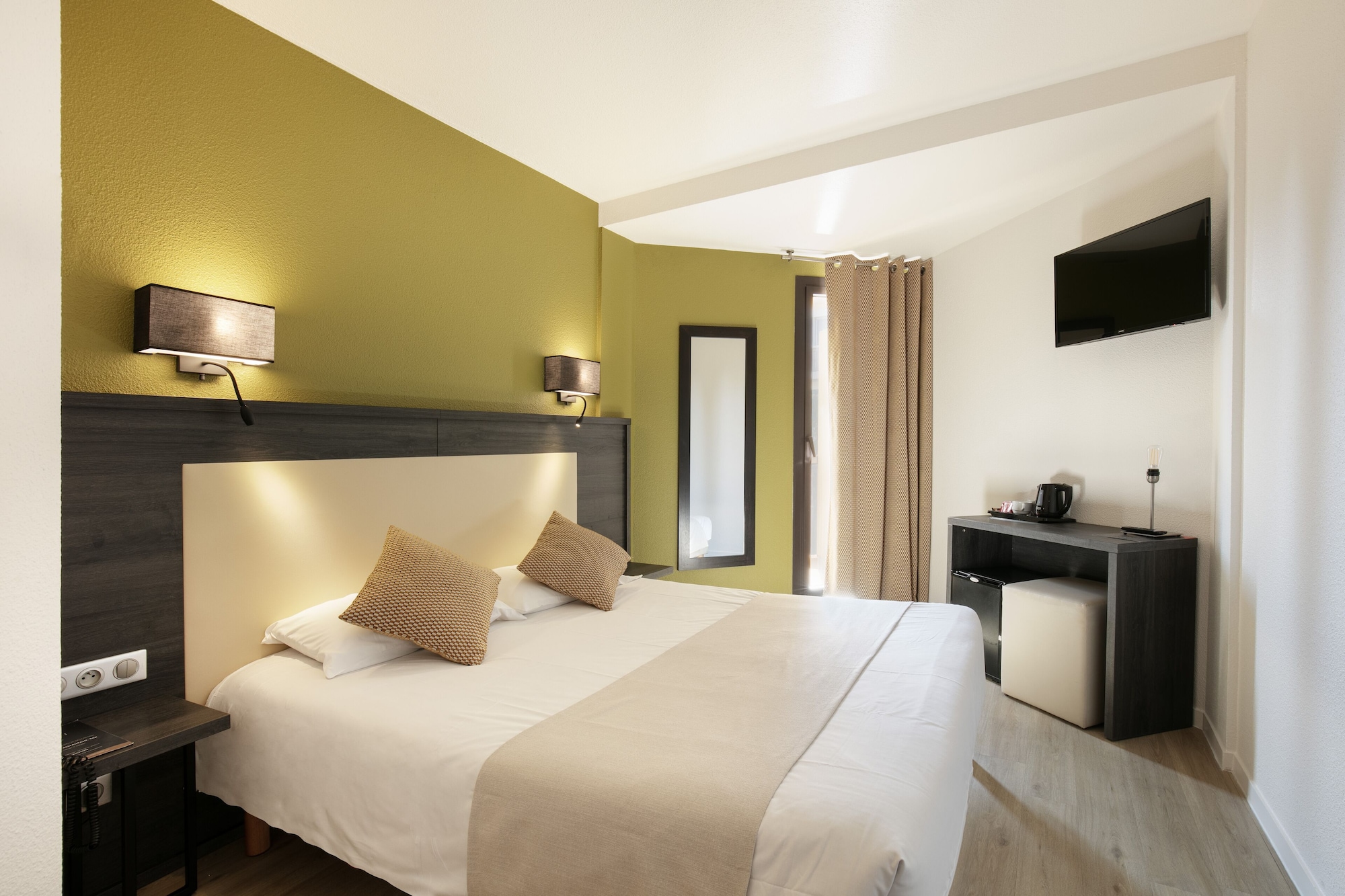 ROOM, QUEEN BED, SEA SIDE