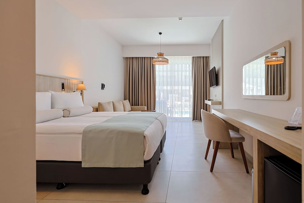 غرفة إليت بسرير كينج مع أريكة، Victoria Princess Hotel Side - Adults Only 6/7