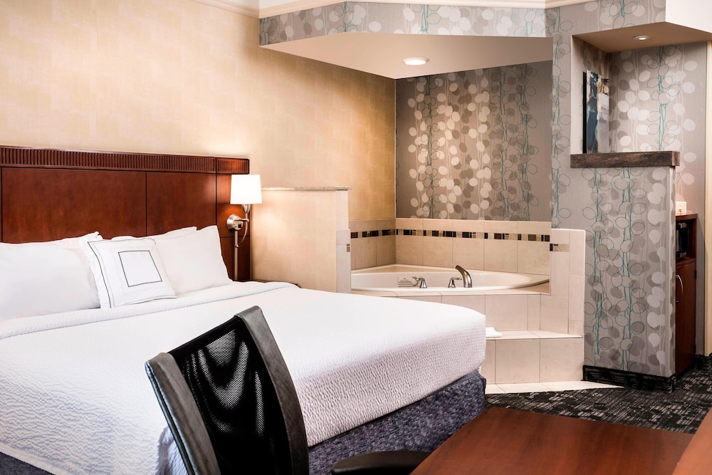 Courtyard by Marriott Kansas City Shawnee 12/71