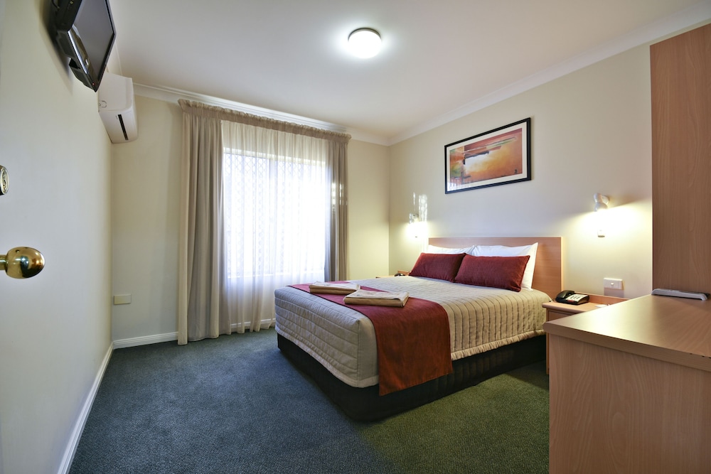 3 Rooms, Suite, 1 Queen and 3 Single Beds