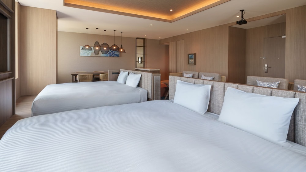 Club, Suite, 2 King Beds, Side Ocean View