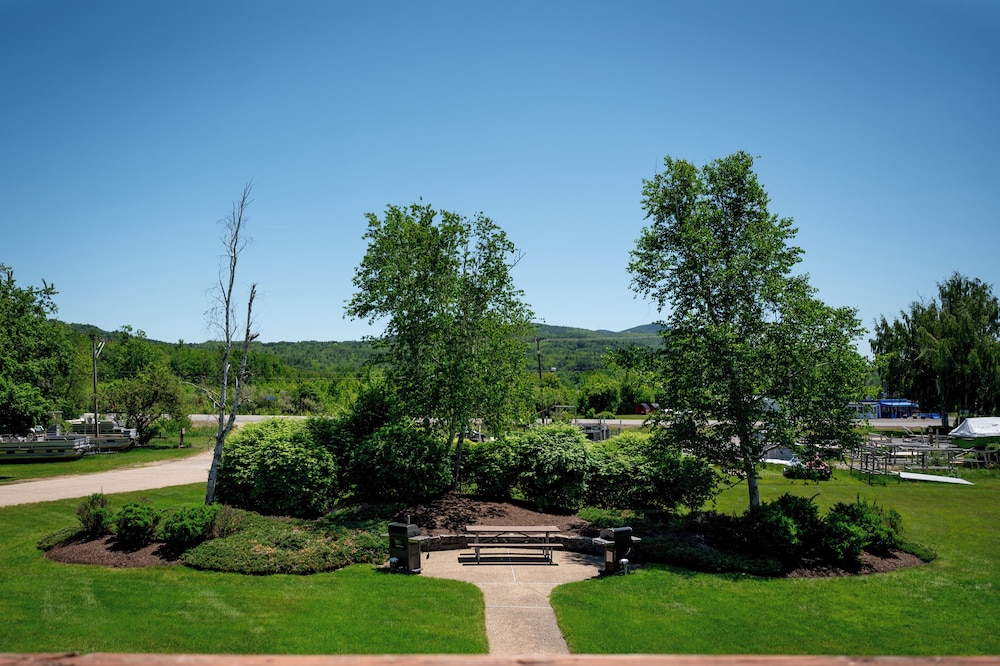 Fireside Inn and Suites Gilford 51/54