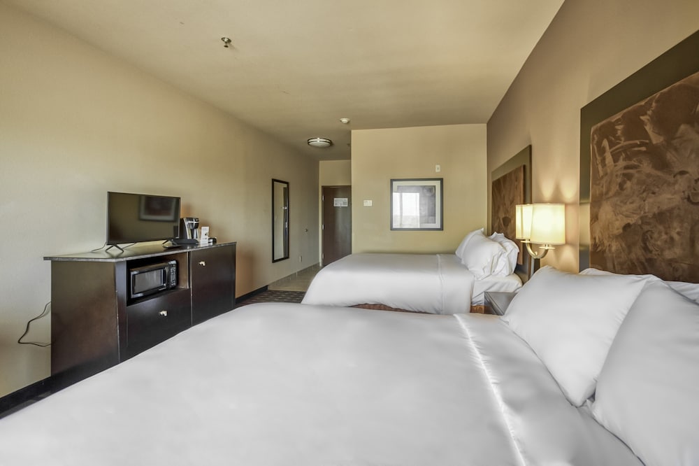 Suite, 2 Queen Beds, Exterior Entrance, Accessible، Holiday Inn Express Suites Beeville 2/10