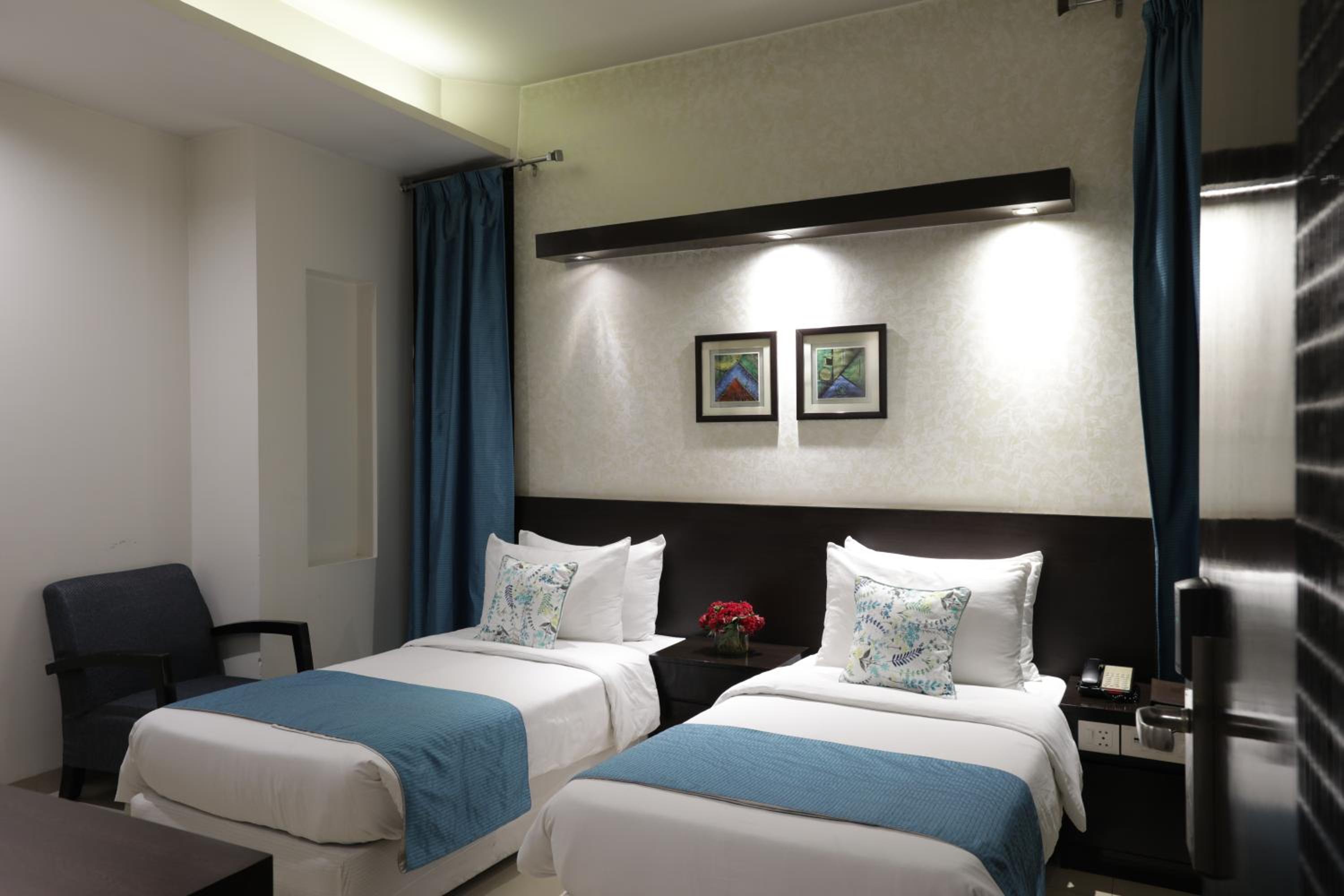 DELUXE, TWIN BEDS