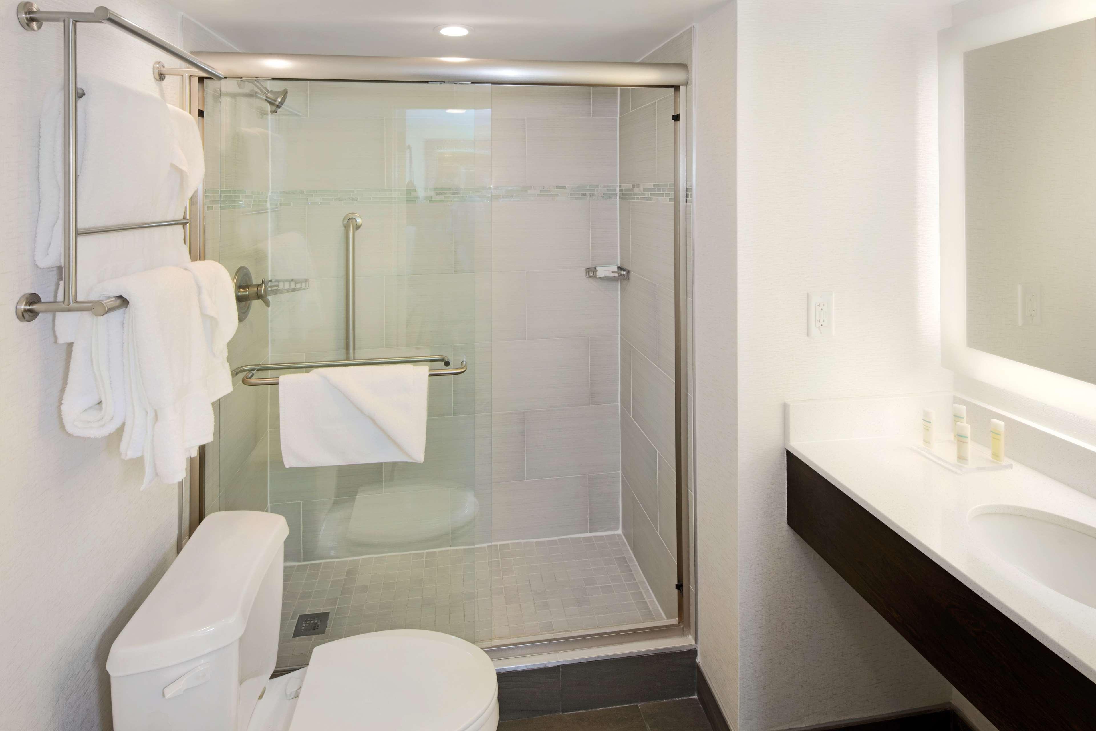 جناح بسرير كينج، Hilton Garden Inn Reagan National Airport 4/4