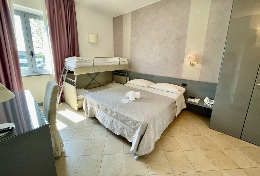 غرفة قياسية رباعية بسرير كوين وسرير بطابقين، Hotel Alfieri 3/10