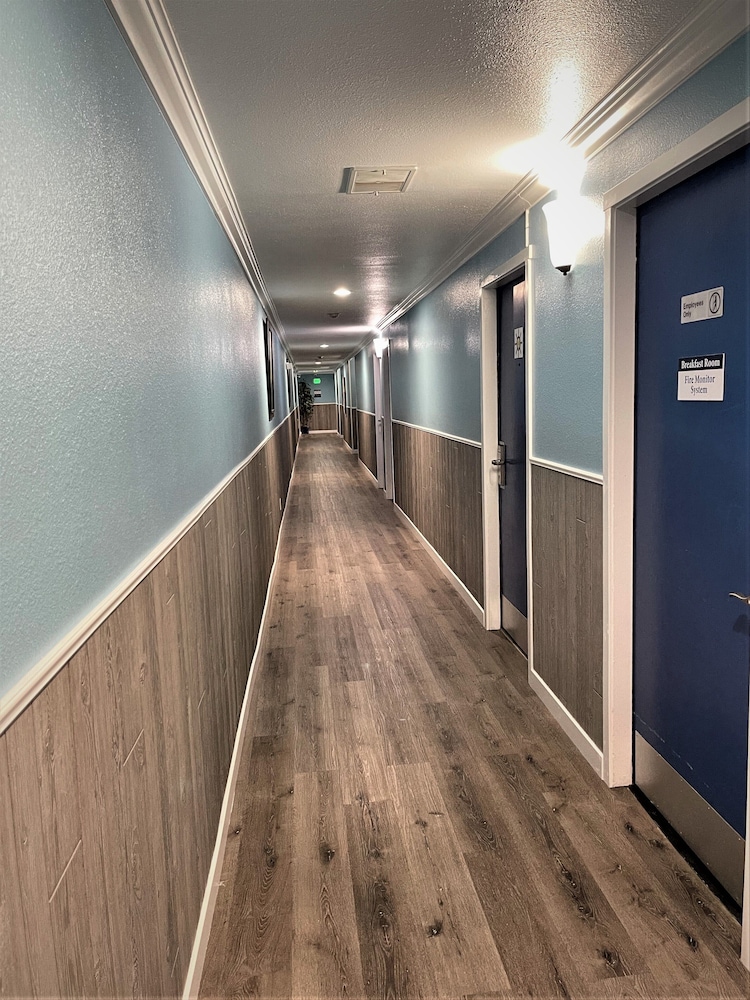 Marina Inn 38/44