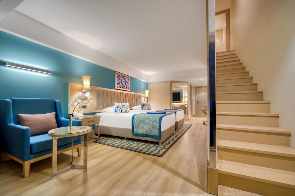 Deluxe, Suite, Twin Beds, Pool Side, Sofa