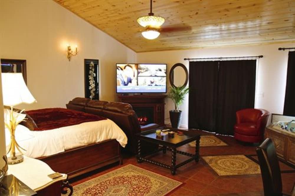 Echo Canyon Manor 24/76