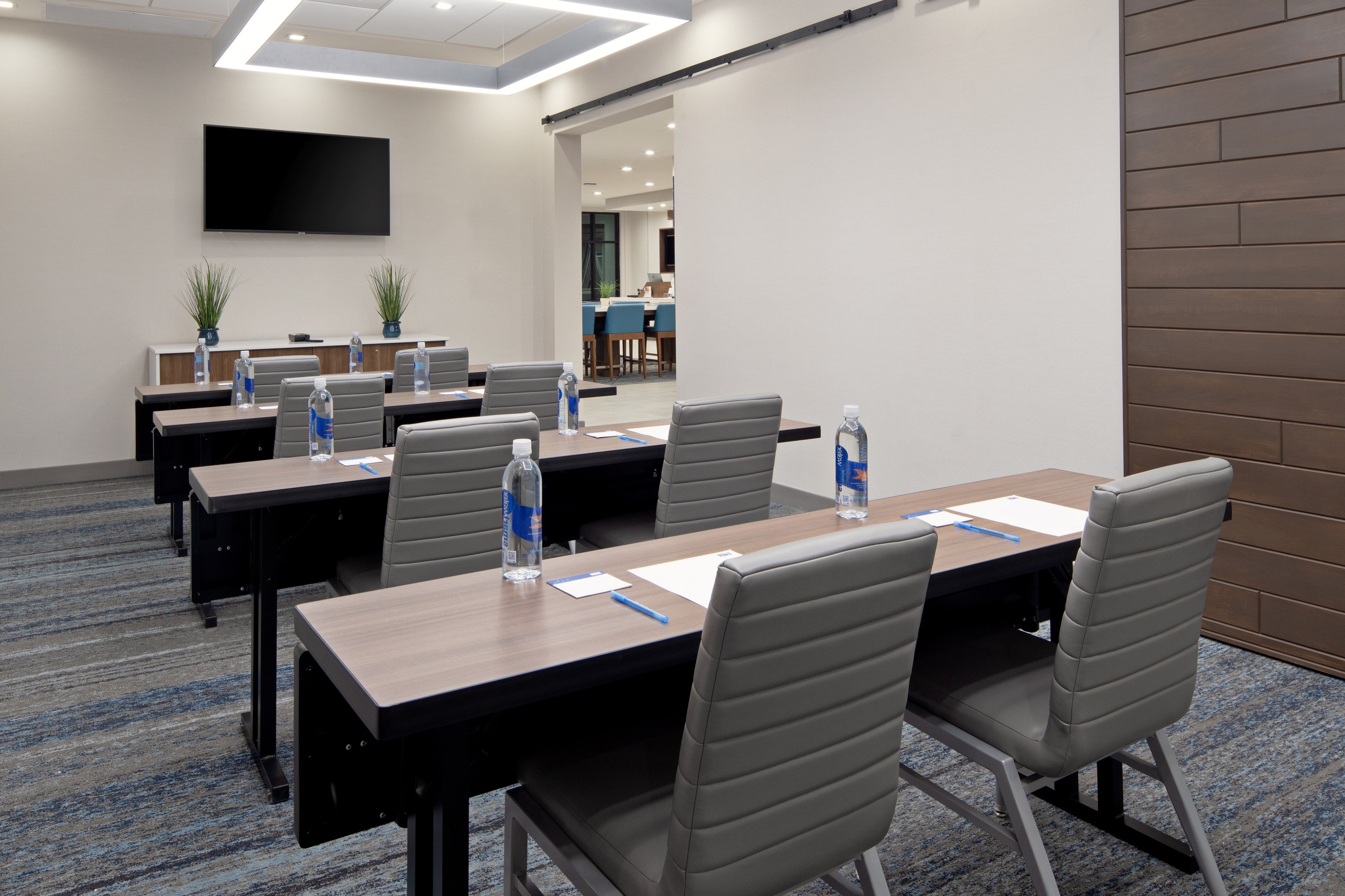 Holiday Inn Express Suites Valencia Santa Clarita 47/63