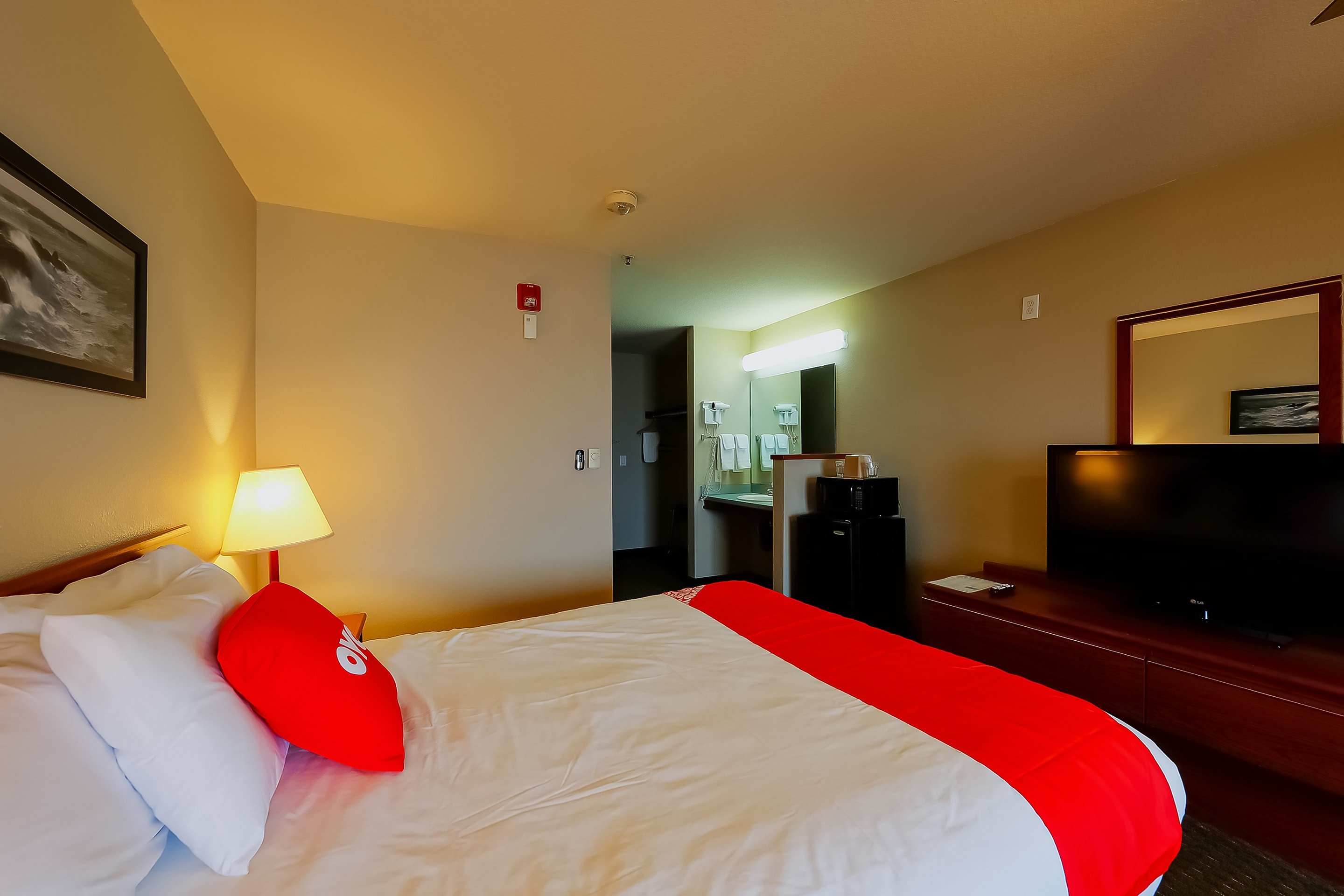 Queen Room Accessible - Bay view (Pet Friendly)