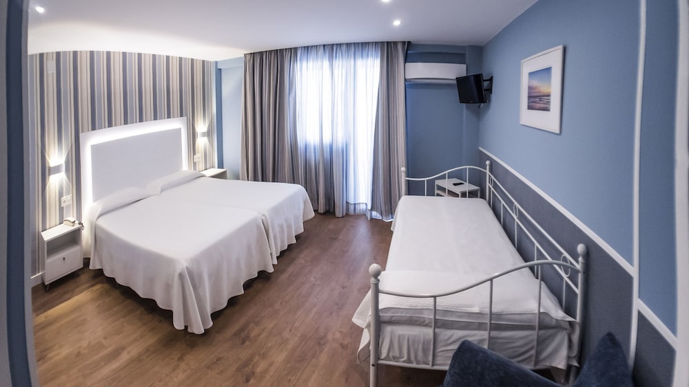 غرفة قياسية ثلاثية بسرير مزدوج وسرير فردي، La Barracuda Hotel 4/10