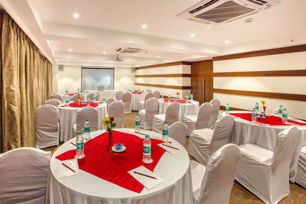 7 APPLE HOTEL VIMANNAGAR, PUNE 41/52