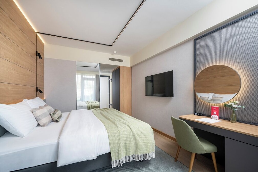 Classic, Queen Bed, Balcony, Park Side