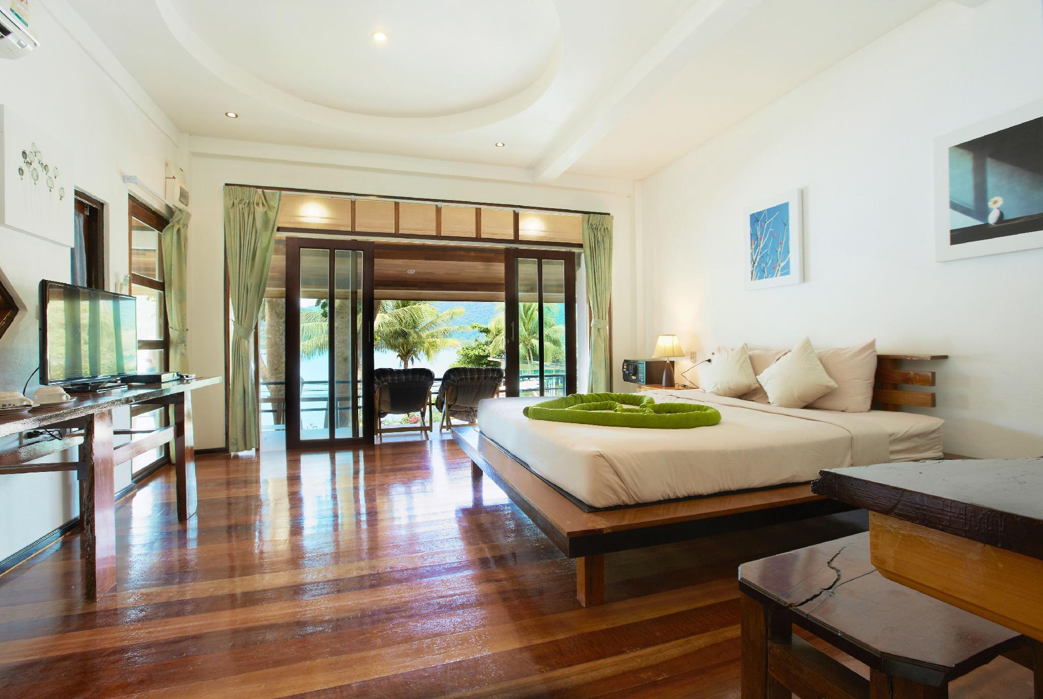 Deluxe, Beach Front