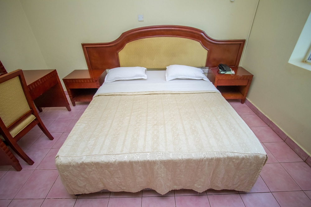 Emerald Hotel 24/55
