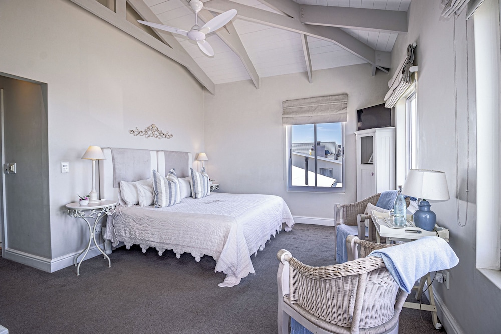 138 Marine Beachfront Guesthouse 16/50