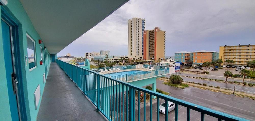 Beachside Resort Hotel 4/38