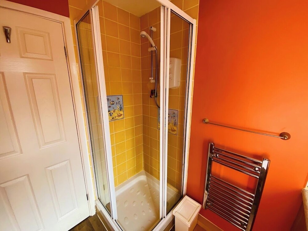 Freshwater Bay Holiday Cottages 50/50
