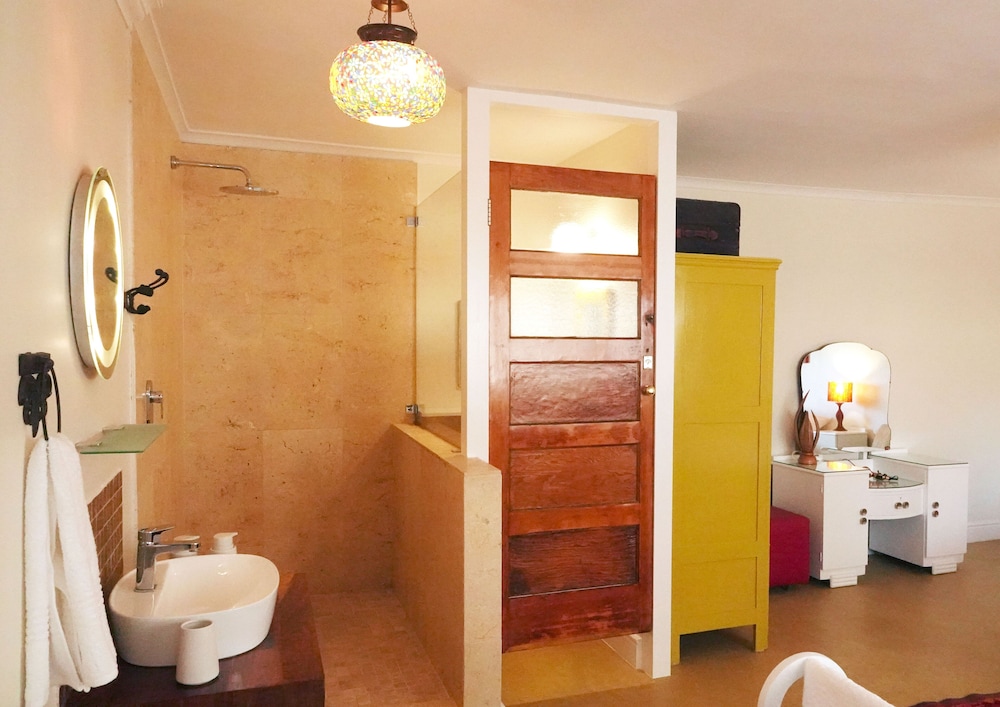 Dolphin Inn Guest House 72/74