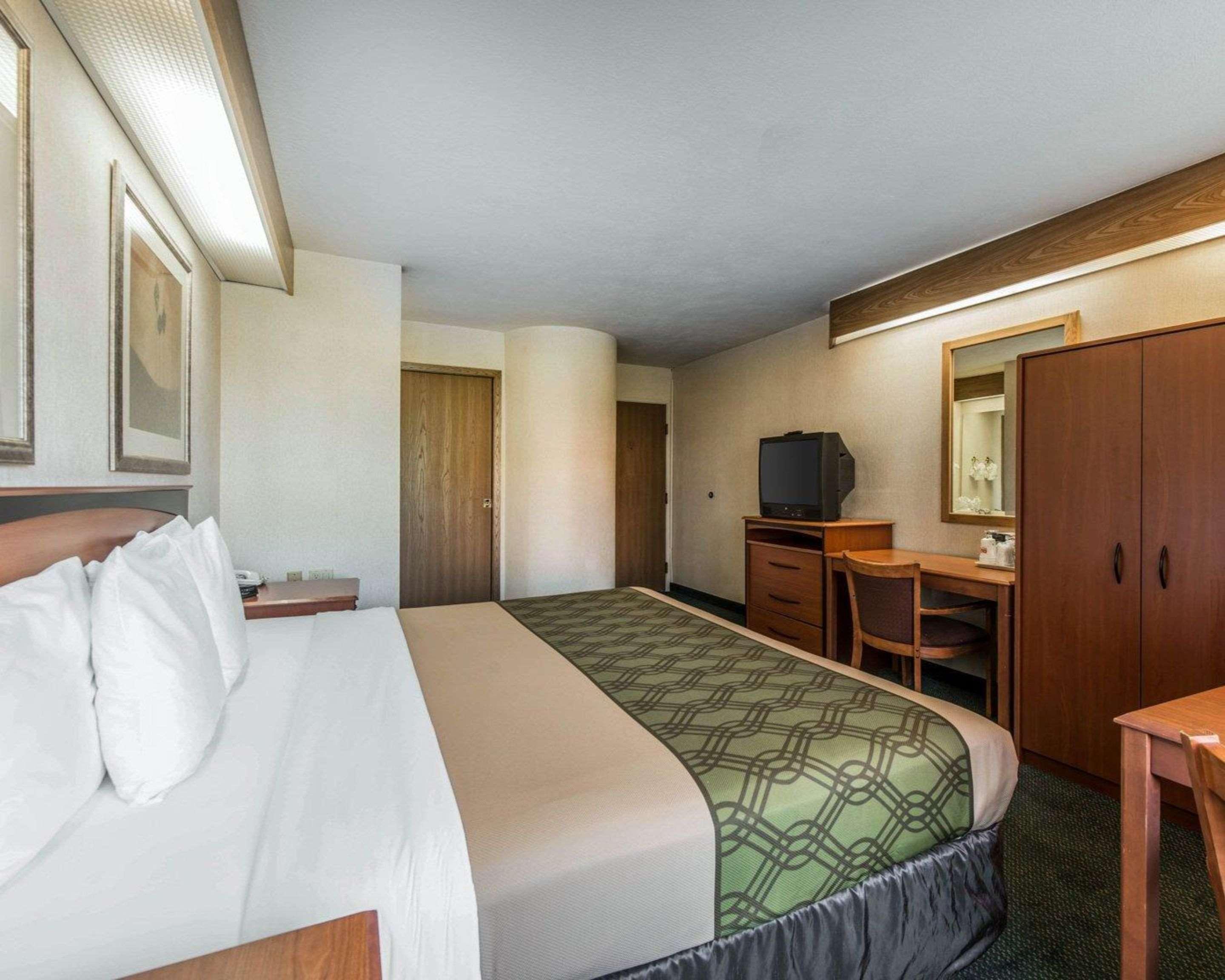 ROOM, KING BED