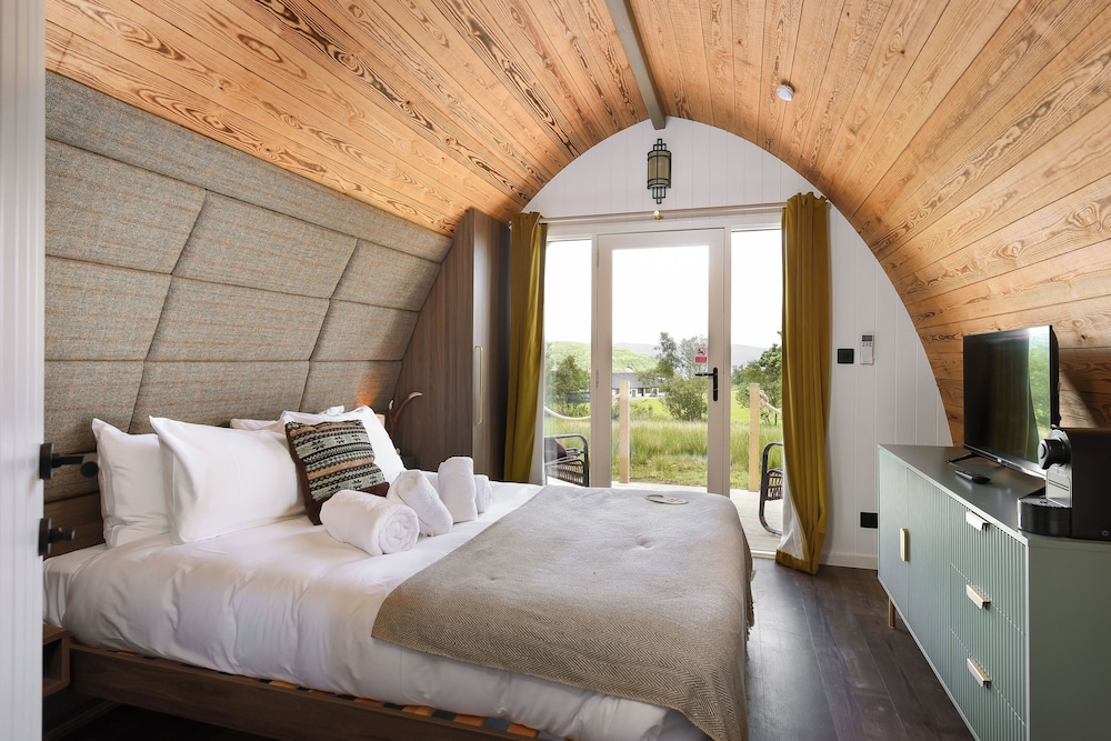 Cozy, Queen Bed, Falls View