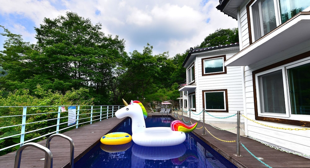 Gapyeong Camel Pension 42/50