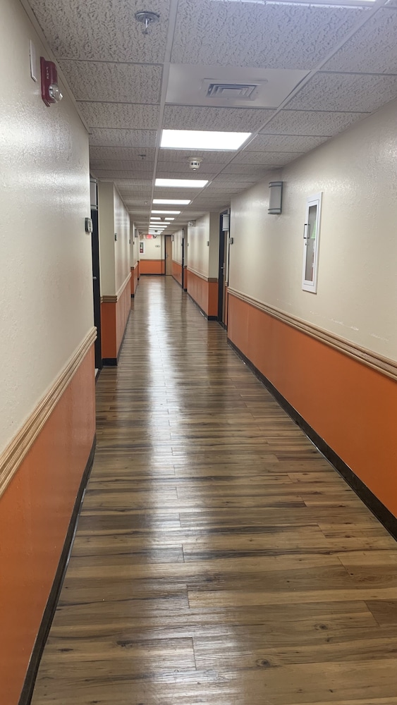 Regency Inn And Suites 24/51