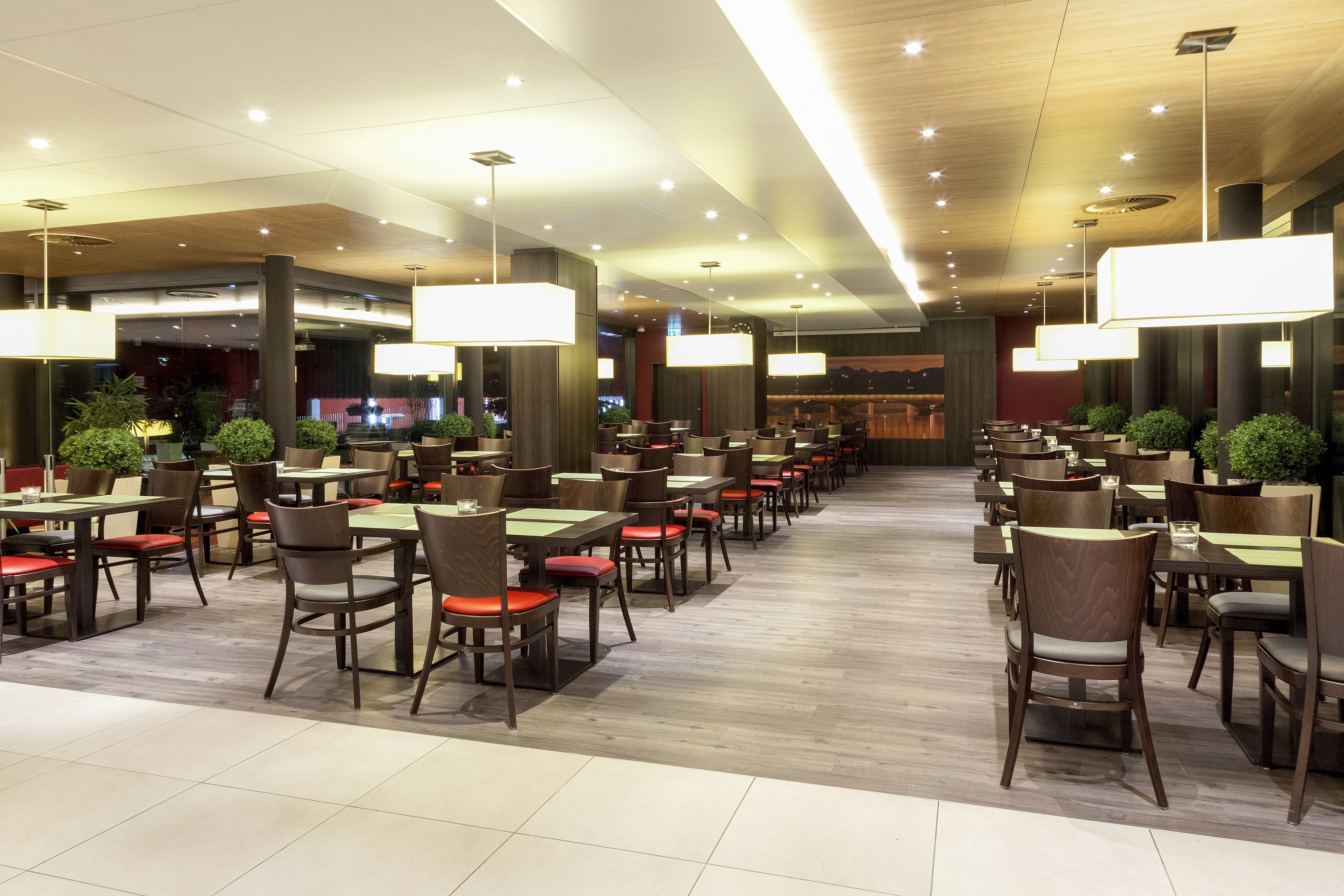 HOLIDAY INN EXPRESS ZURICH AIRPORT 60/80