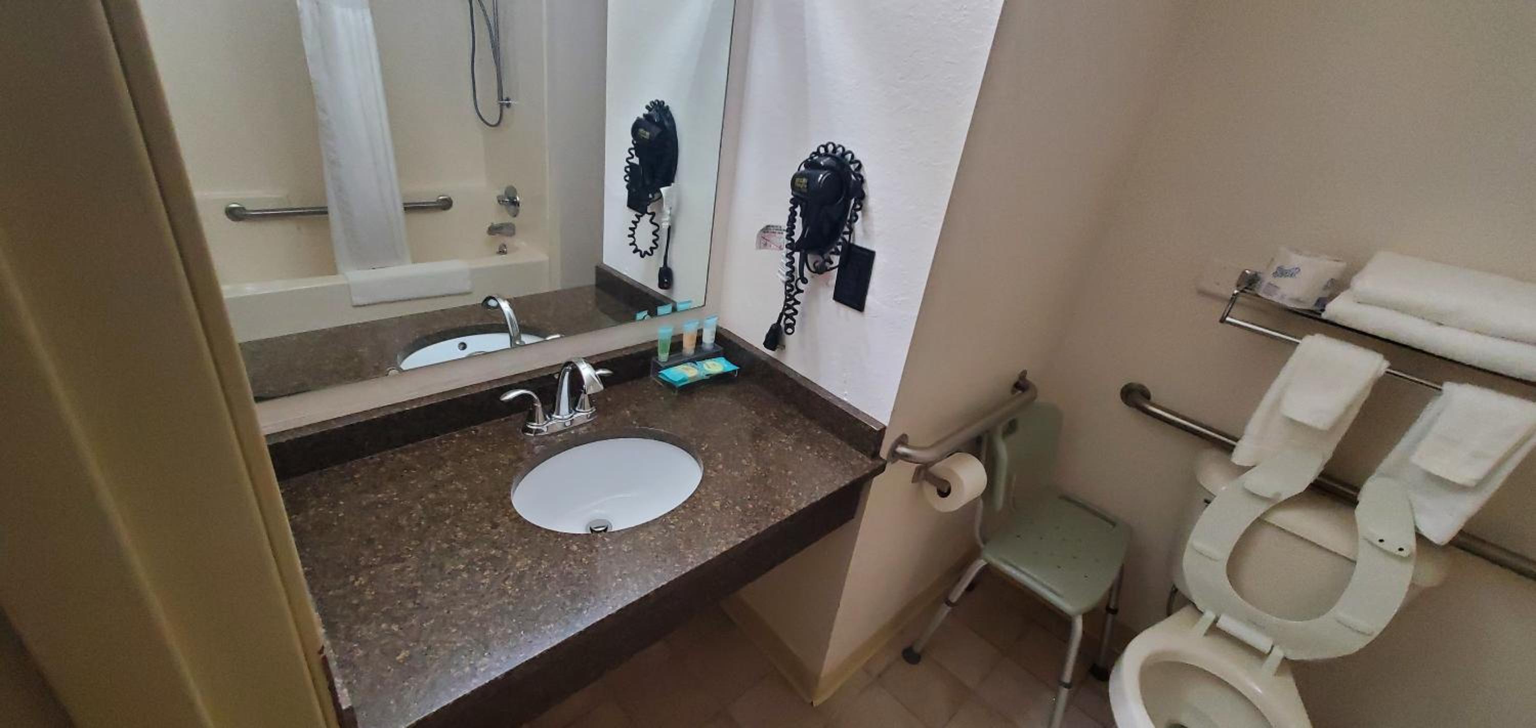 غرفة بسرير كوين لذوي الإعاقة، Pictured Rocks Inn & Suites 6/10