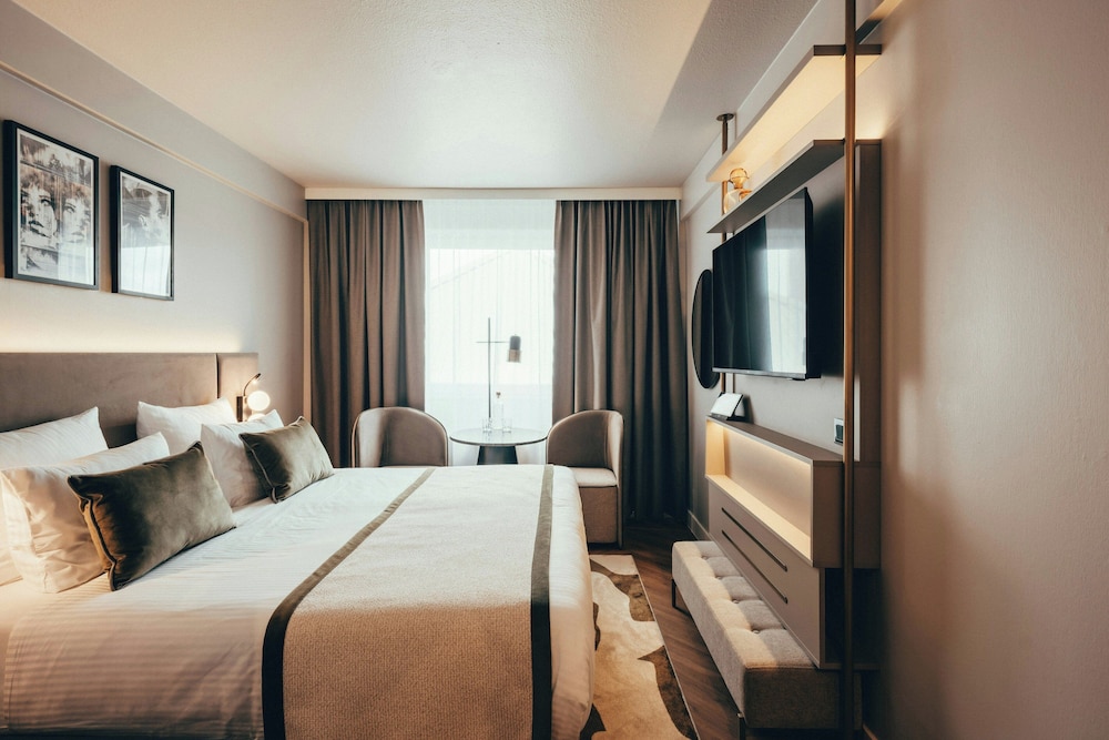 Comfort, Queen Bed