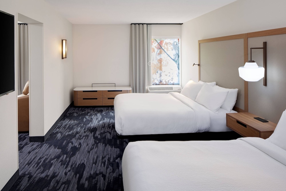 Suite, 2 Queen Beds, Sofa, Accessible