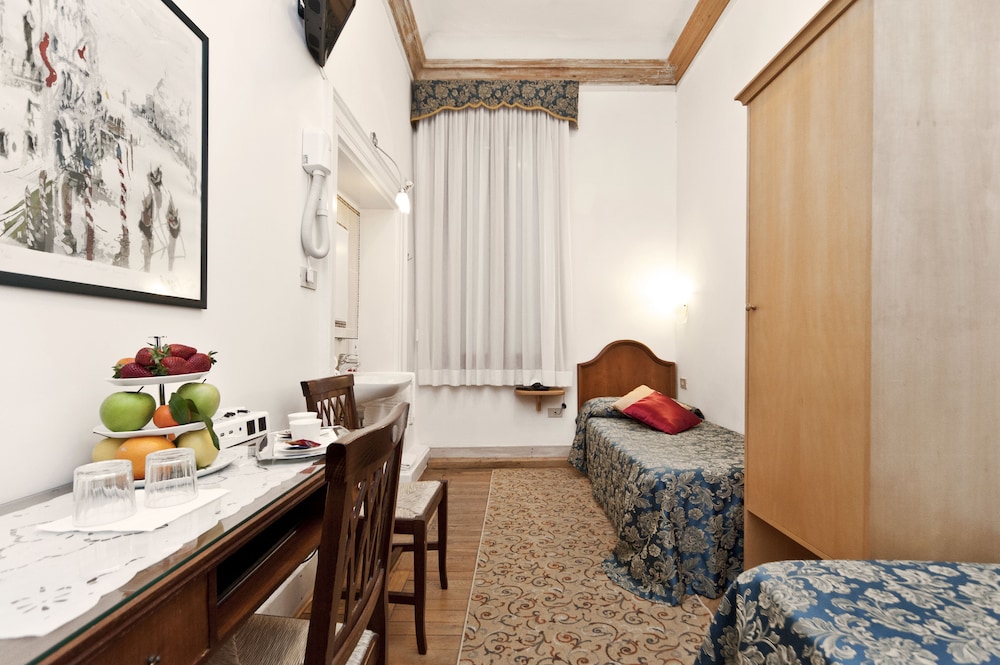 ROOM, TWIN BEDS, SHARED BATHROOM