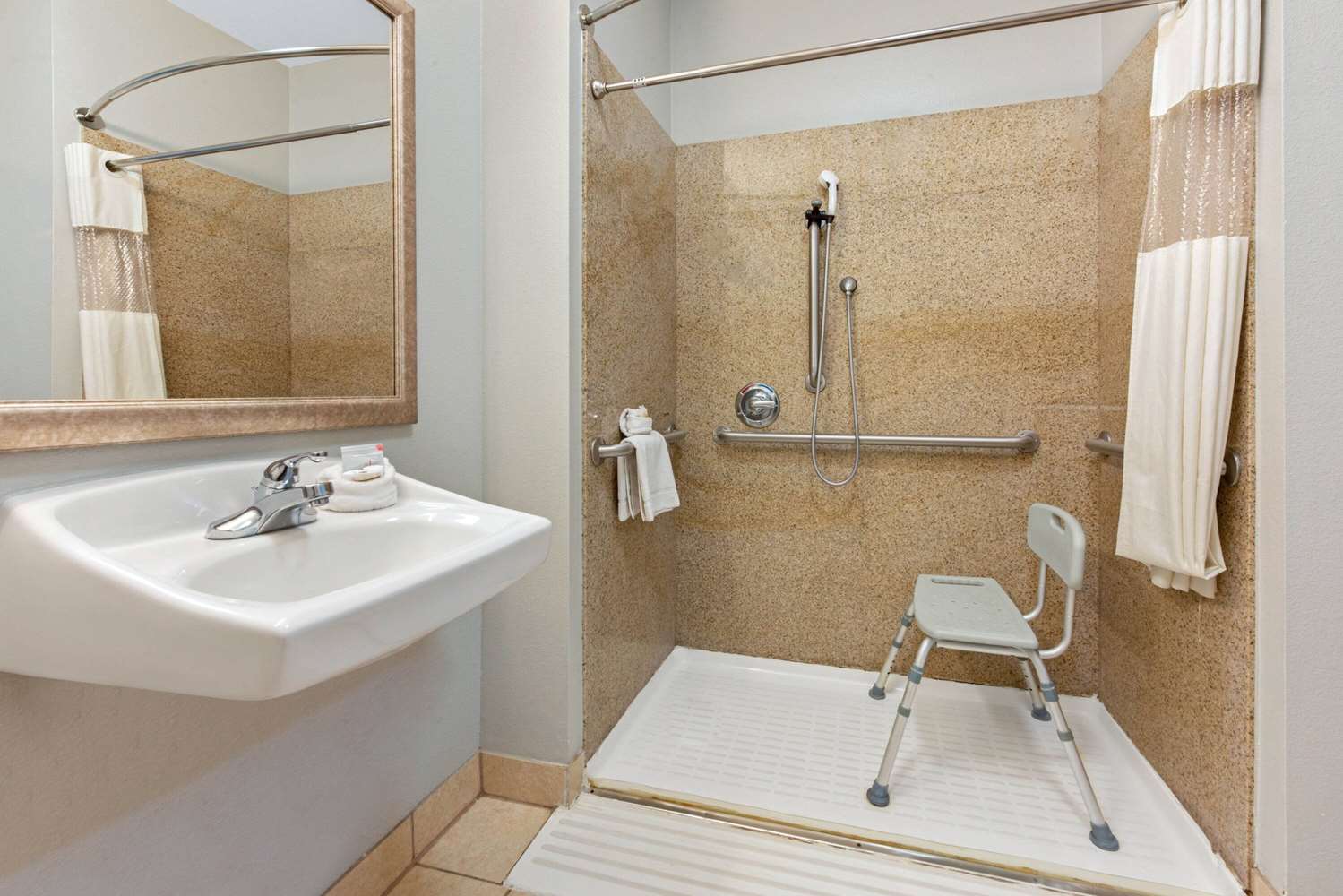 La Quinta Inn & Suites by Wyndham Bridge City 43/44