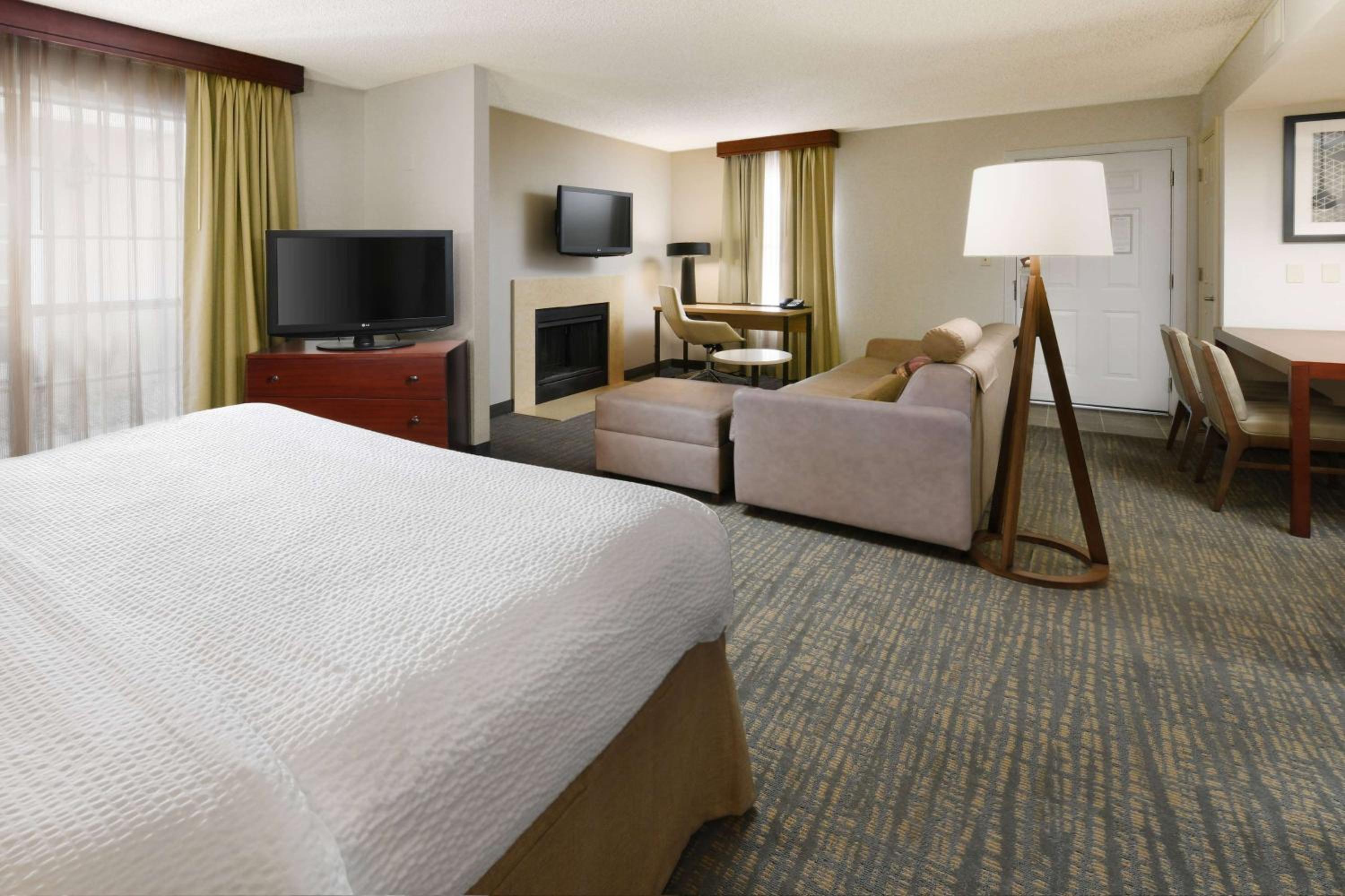 STUDIO, SUITE, KING BED