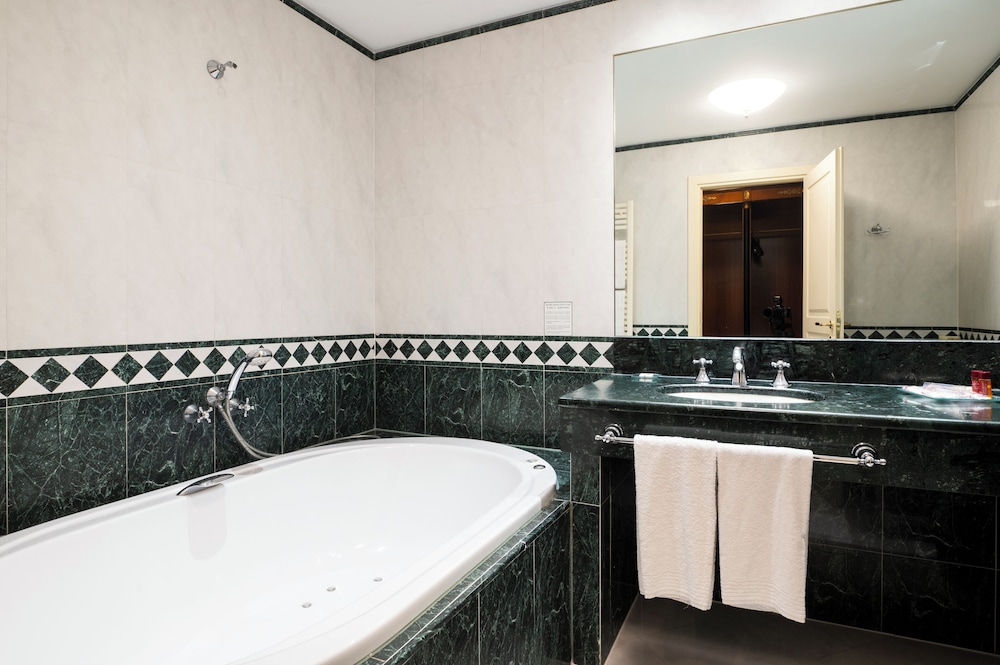 Maxim Hotel 39/40