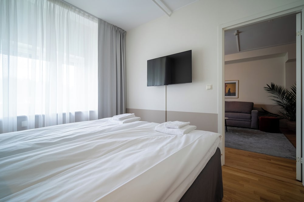 Suite, King Bed, Sofa, Injoy Premium Solna 4/10