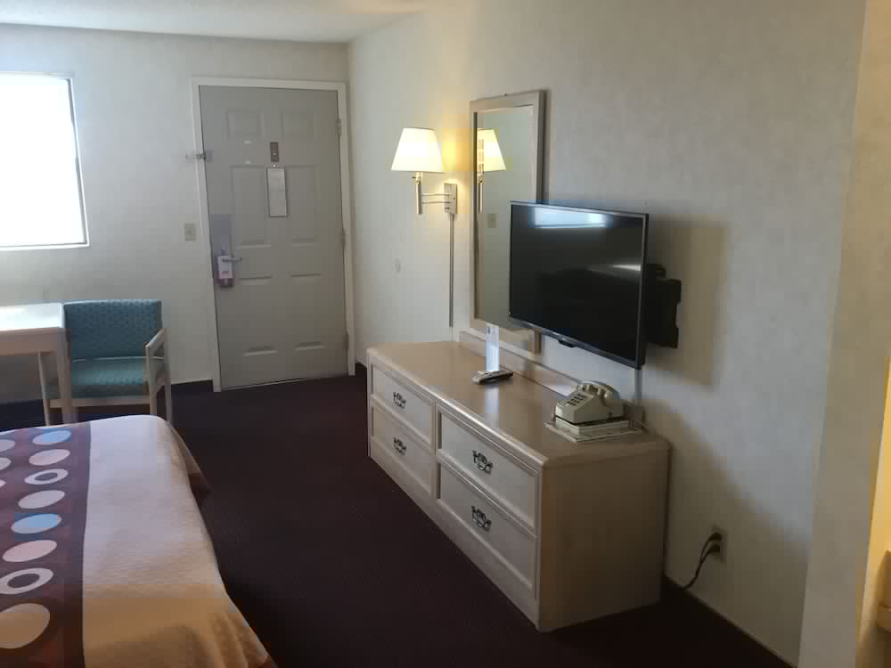 Super 8 by Wyndham Bishop CA 16/26