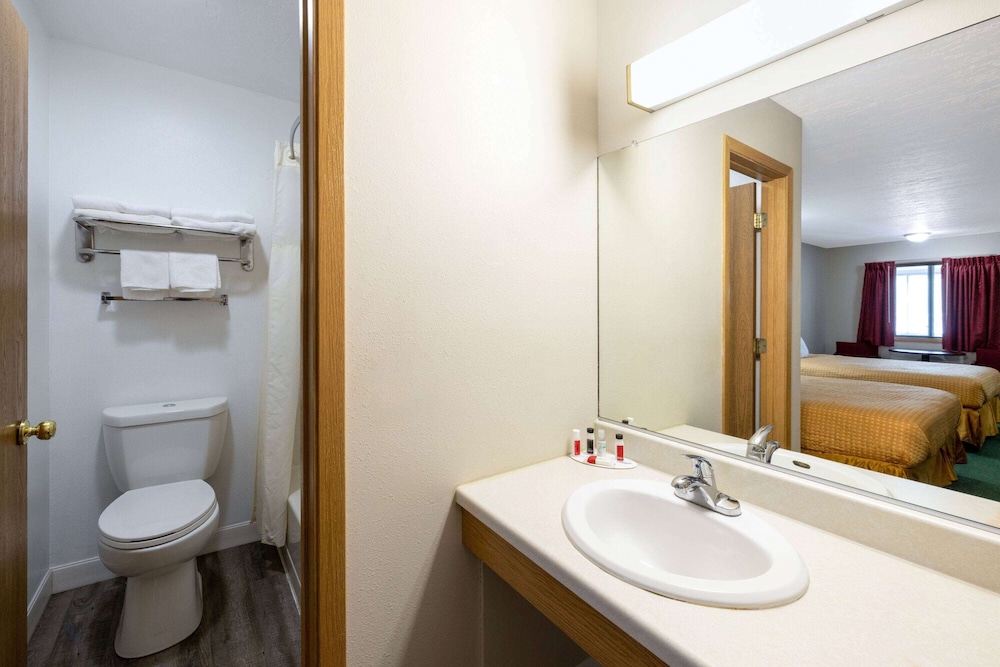 Travelodge by Wyndham Spirit Lake/Okoboji 48/53