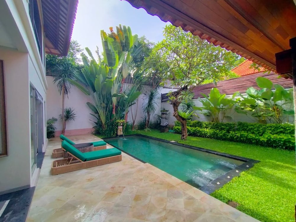 THE DAMPATI VILLA 22/25