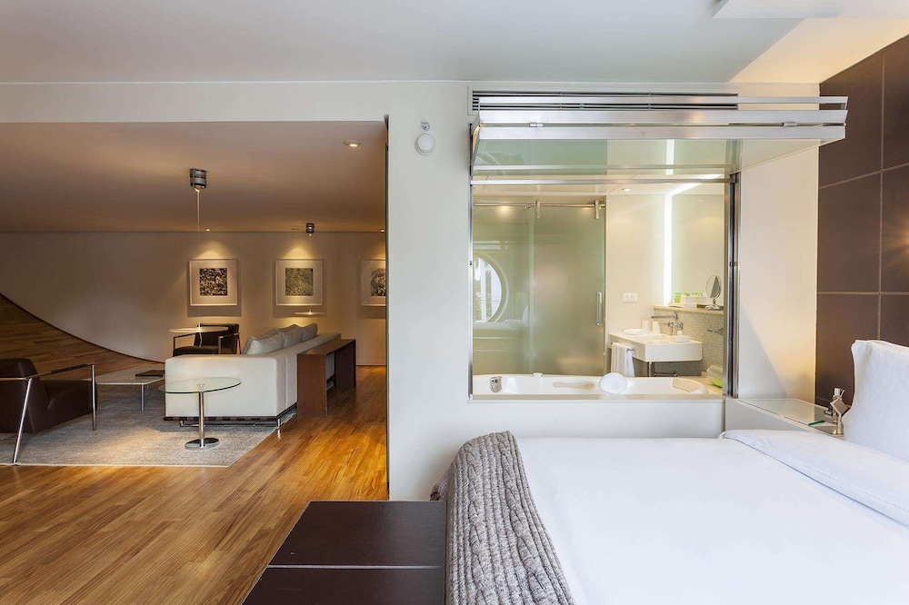 Hotel Unique 4/33