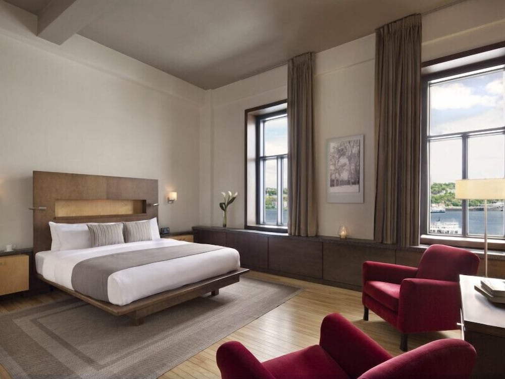 DELUXE, KING BED