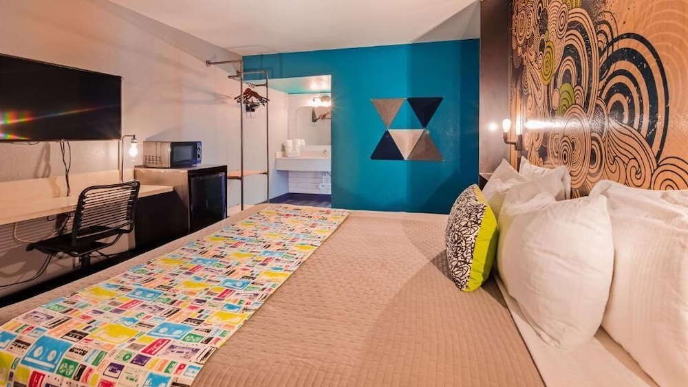 ROOM, KING BED