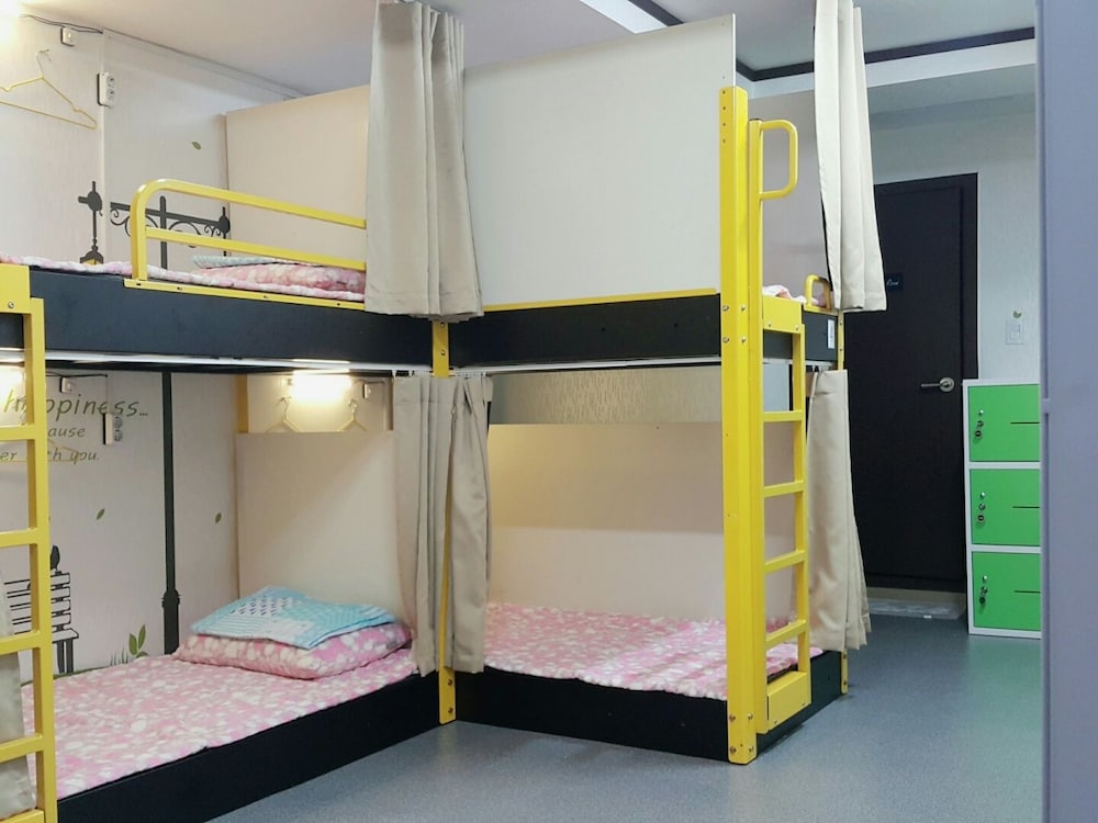 Female Dorm, Female Only, 6 People