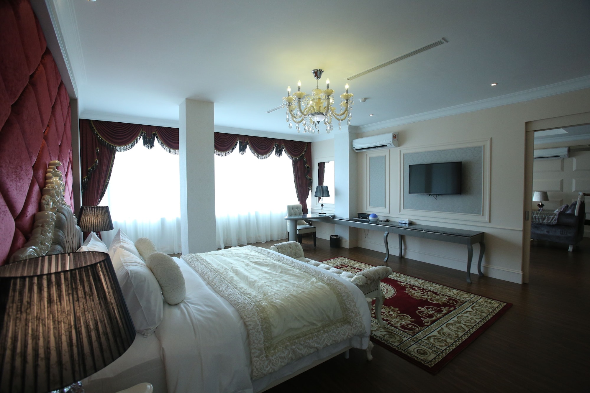Luxury Suite Room with Bathtub