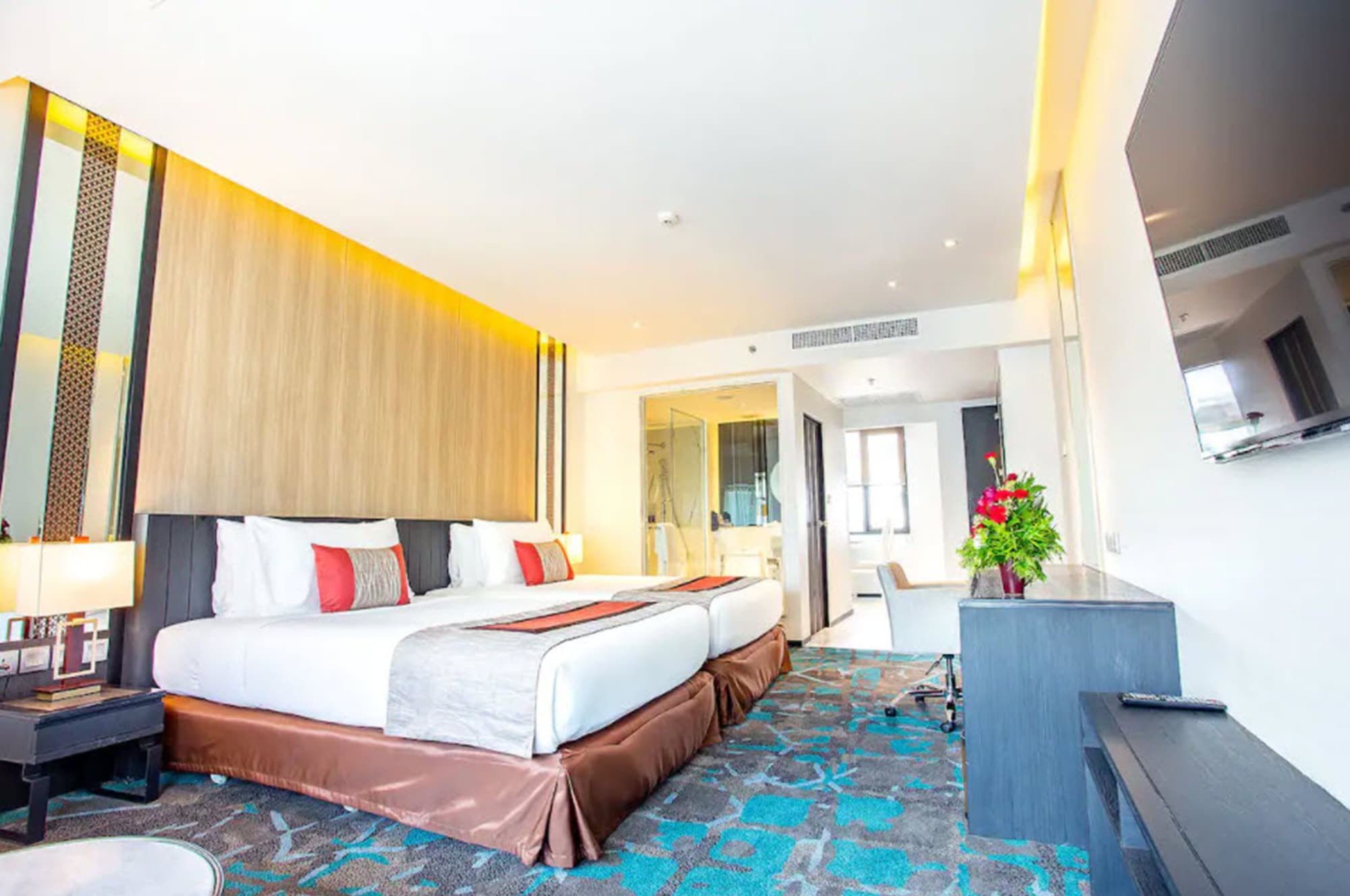 SUITE, CORNER