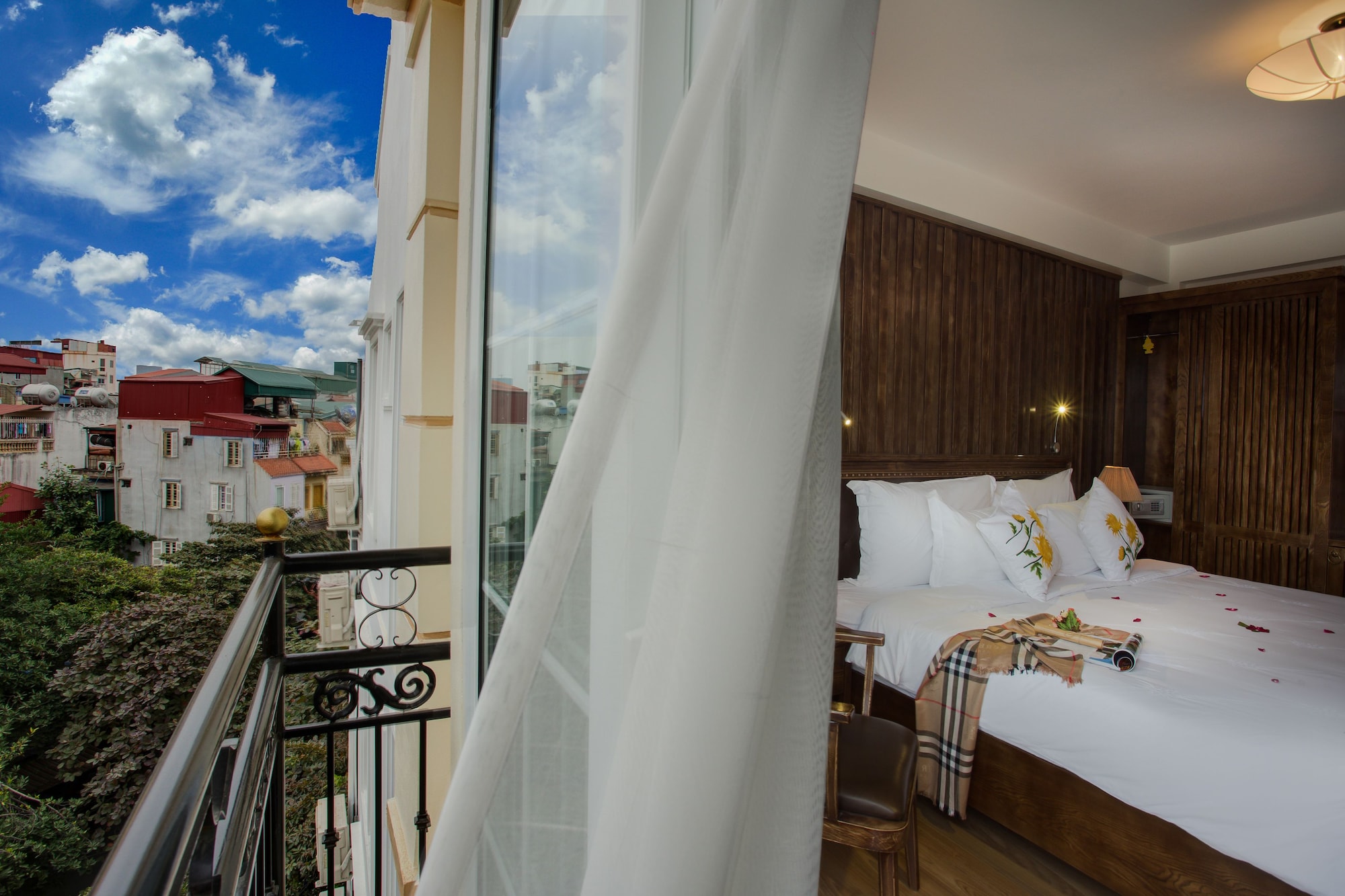 CONNECTING, FAMILY, CITY VIEW, BALCONY