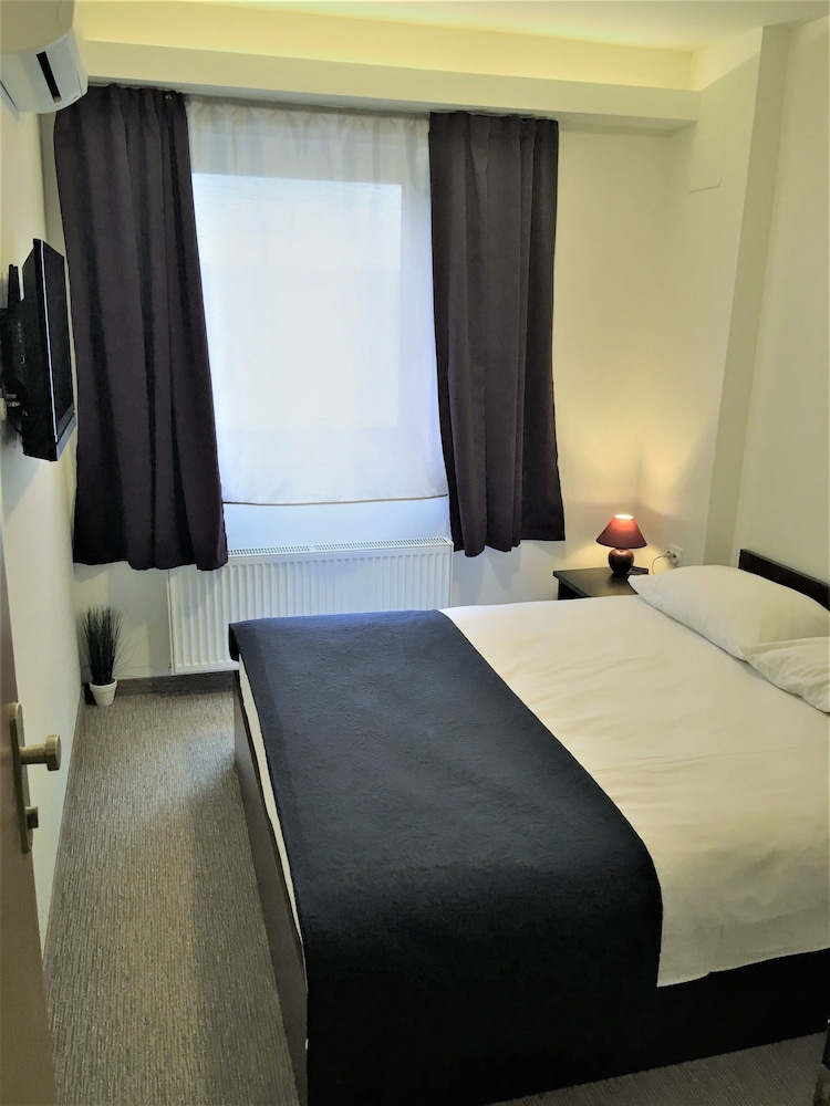 London Rooms Zagreb Airport 10/48